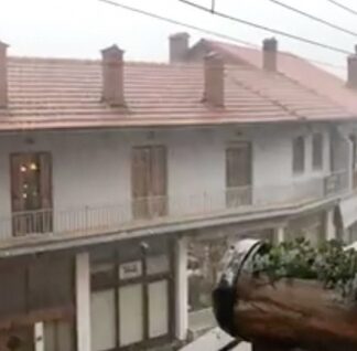 EKTAKTO: Άσπρισε το Μέτσοβο από τα έντονα καιρικά φαινόμενα