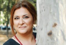 Ελισάβετ Κωνσταντινίδου: Με το μαγιό της, χαλαρώνει στο σπίτι της στην Αίγινα (ΦΩΤΟ)