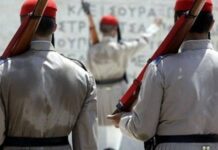 Η φωτογραφία που συγκίνησε όλο το διαδίκτυο – Ο Εύζωνας στον καύσωνα (ΦΩΤΟ)