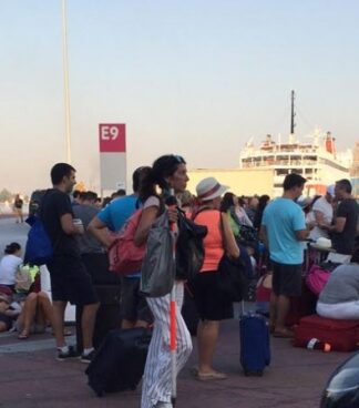 Ταλαιπωρία στο Πειραιά: Δεν έφυγε το πλοίο – Έμειναν οι τουρίστες στο λιμάνι (ΦΩΤΟ)