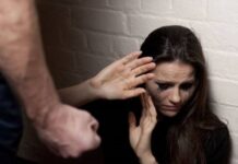ΣΟΚ: Έβριζαν, απειλούσαν και χτυπούσαν 37χρονη Ελληνίδα για να την κάνουν πόρνη