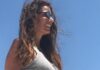 Πόπη Τσαπανίδου: Με πλεξούδα και παρεό ατενίζει το απέραντο γαλάζιο (φωτό)