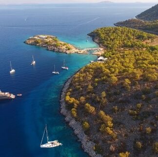 Αυτό το νησάκι θα μπορούσε να βρίσκεται στην Καραϊβική αλλά απέχει μόλις μια ώρα από τον Πειραιά!