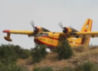 Φωτιά στα Ροδινά της Ζαχάρως: Η συγκλονιστική βουτιά Canadair για να σώσει σπίτι