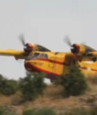 Φωτιά στα Ροδινά της Ζαχάρως: Η συγκλονιστική βουτιά Canadair για να σώσει σπίτι