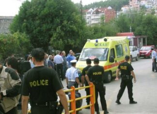 Θεσσαλονίκη: Χαροπαλεύει κοριτσάκι 2,5 ετών που καταπλακώθηκε από καγκελόπορτα – Παραμένει στην εντατική!
