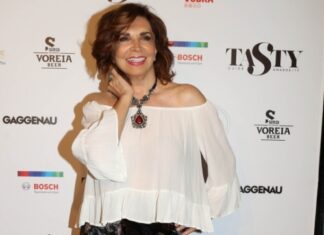 Αυτός θα είναι ο πρωταγωνιστής στην παράσταση για τη ζωή του Καζαντζίδη. Τι αποκαλύπτει η Ντενίση;