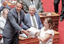 Μητσοτάκης σε Τσίπρα: Έχω και δεύτερο δώρο για τα γενέθλιά σας…
