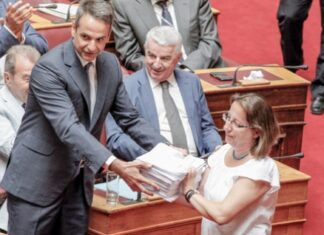Μητσοτάκης σε Τσίπρα: Έχω και δεύτερο δώρο για τα γενέθλιά σας…