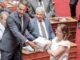 Μητσοτάκης σε Τσίπρα: Έχω και δεύτερο δώρο για τα γενέθλιά σας…