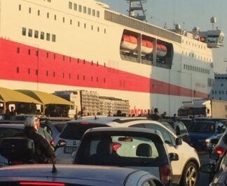 «Βουλιάζει» ο Πειραιάς από τους αδειούχους του Δεκαπενταύγουστου