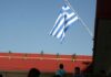 Τέλος και ο εθνικός ύμνος με την έπαρση της σημαίας στα σχολεία – Νέα κόντρα