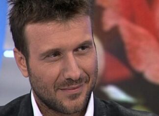 O γιος του Πλούταρχου τραγουδάει και είναι ίδιος ο πατέρας του! (BINTEO)