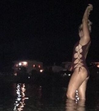 Έβαλε για ύπνο τον γιο της και απολαμβάνει βραδινό μπανάκι η…