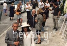 Κηδεία Λάσκαρη: Το ιδιαίτερο στεφάνι της Ζωζώς Σαπουντζάκη (ΦΩΤΟ)