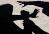 Σοκάρουν οι αποκαλύψεις για τον γιο του πασίγνωστου ηθοποιού – «Χτυπούσε γυναίκα μπροστά στο 3χρονο παιδί της»