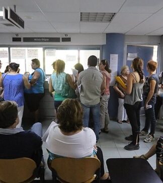 Με 1.000 κατασχέσεις λογαριασμών την ημέρα «μπαλώνουν» την τρύπα στα έσοδα