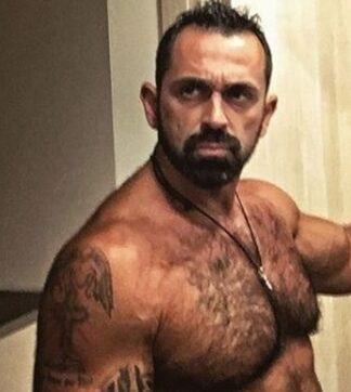 Ο Bo φωτογραφίζεται μπροστά στον καθρέφτη του και δείχνει την αλλαγή στο σώμα μετά το Survivor