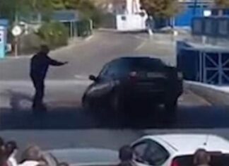 Νόμιζε ότι το πλοίο είχε δέσει -Πήρε φόρα να βγει και έπεσε με το ΙΧ στη θάλασσα (ΒΙΝΤΕΟ)