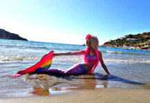 Μια… Barbie γοργόνα κάνει διακοπές στη Σύρο