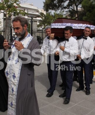 Κηδεία Μπέμπα Μπλανς: Με μπουζούκι και κιθάρα «αποχαιρέτησαν» τη θρυλική ντίβα