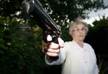 Ηλικιωμένος έτρεχε γυμνός σε ξενοδοχείο και η γυναίκα του… απειλούσε να σκοτώσει μια υπάλληλο