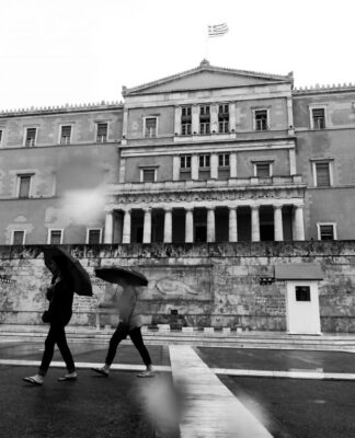 Καιρός: Ξαφνικά Χειμώνας. Έρχονται βροχοθύελλες, κρύο και… χιόνια