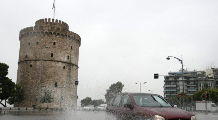 Θεσσαλονίκη: Πλημμύρες, τροχαία και εγκλωβισμοί από την κακοκαιρία – Οι εικόνες της καταιγίδας