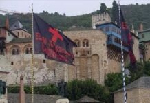 Άγιο Όρος – Σήκωσαν μαύρες σημαίες στην Ι.Μ. Δοχειαρίου που αναγράφουν: «Έξω οι Αντίχριστοι από το Άγιον Όρος»