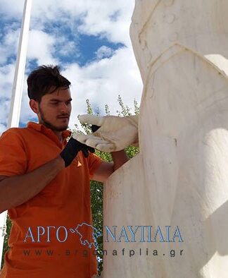 Ναύπλιο: Το άγαλμα του Καποδίστρια απέκτησε το δάχτυλο που του έλειπε – Κόλλησαν τον αντίχειρα μετά από 40 χρόνια