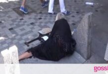 Αυτή είναι η ιστορία πίσω από την μαυροφορεμένη γιαγιά που ζητιανεύει στους δρόμους
