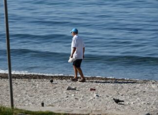 ΠΕΙΡΑΙΑΣ: Σε ποιες ακτές απαγορεύεται το κολύμπι λόγω πετρελαιοκηλίδας