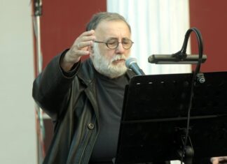 Θάνος Μικρούτσικος: Η πρώτη φωτογραφία μετά το χειρουργείο στο Λονδίνο