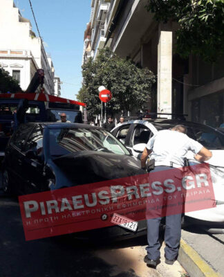 ΤΡΟΧΑΙΟ στον ΠΕΙΡΑΙΑ: Σφοδρή σύγκρουση ΙΧ – Από θαύμα δε θρηνήσαμε θύματα