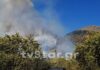 Καρπενήσι: Μεγάλη φωτιά δίπλα σε σπίτια και ξενοδοχεία – Κάηκαν ζώα και μελίσσια