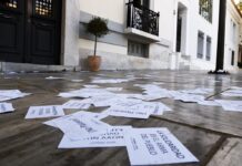 «Ντου» του Ρουβίκωνα στο γραφείο του προέδρου των συμβολαιογράφων