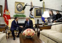 Ελληνίδα δημοσιογράφος έβγαλε "selfie" με Τσίπρα – Τραμπ.