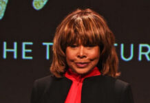 Σπάνια δημόσια εμφάνιση για την 77χρονη Tina Turner