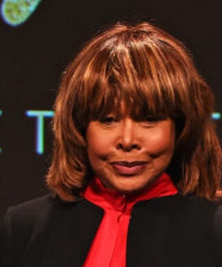 Σπάνια δημόσια εμφάνιση για την 77χρονη Tina Turner