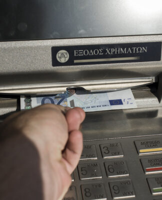 ΕΚΠΟΙΖΩ: Παράνομες οι κατασχέσεις από κοινούς λογαριασμούς