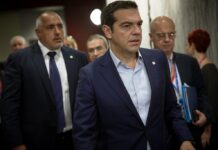 Τσίπρας σε δημοσιογράφους: Τζετ λαγκ παιδιά.
