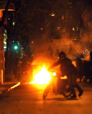 Επιθέσεις κουκουλοφόρων με μολότοφ εναντίον διμοιριών των ΜΑΤ, στην ευρύτερη περιοχή του Πολυτεχνείου