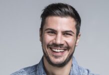Κύπρια παρουσιάστρια «έφαγε» χυλόπιτα on air από τον Άκη Πετρετζίκη