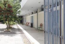 Παράθυρο έπεσε σε κεφάλι μαθητή στο 1ο Λύκειο Χολαργού.