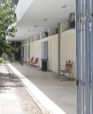 Παράθυρο έπεσε σε κεφάλι μαθητή στο 1ο Λύκειο Χολαργού.