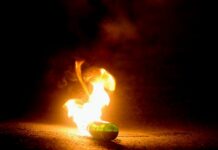 Επίθεση στο Αστυνομικό Τμήμα Πεύκης – Κάηκαν οχήματα
