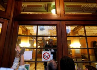 Καταλονία: Φράζουν τις πόρτες σε εκλογικά κέντρα για να μη "μπουκάρει" η αστυνομία. Έτοιμες οι κάλπες.