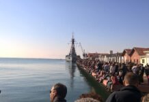 Θεσσαλονίκη: Σκαρφαλώνουν στα κάγκελα για να δουν την επίδειξη στο Αβέρωφ – Πλήθος κόσμου στο λιμάνι