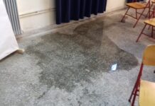 Θεσσαλονίκη: Μια βροχή ήταν αρκετή – Πλημμύρισε σχολείο στον Χορτιάτη – Με σκούπες γονείς και δάσκαλοι