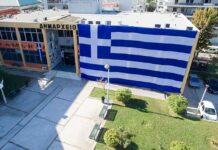 28η Οκτωβρίου: Η γαλανόλευκη σημαία "σκέπασε" το Δημαρχείο Ελληνικού – Αργυρούπολης